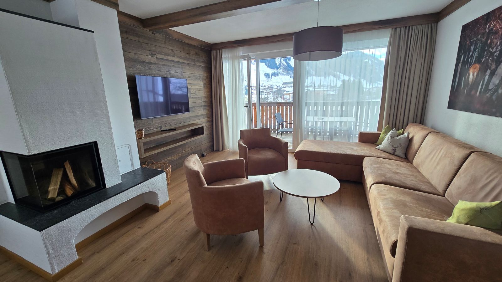 Woonkamer met haard Alpinegold Residenz Rauris.